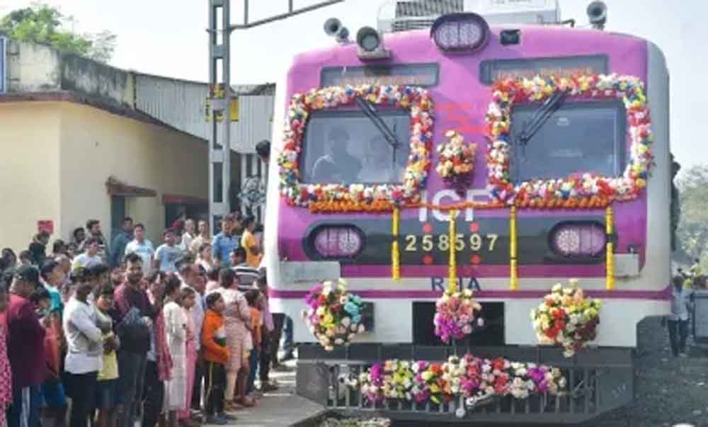 यात्रियों को बड़ी सौगात: गणतंत्र दिवस पर शुरू हुईं 12 नई एसी लोकल