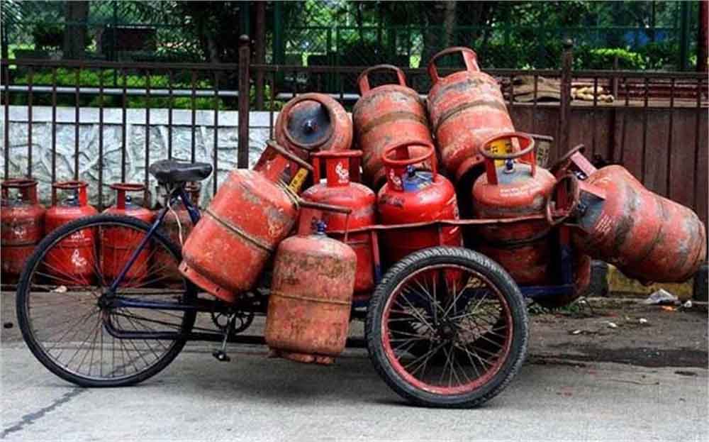 सिलेंडर की बची गैस चेक करना हुआ सुपर आसान, ये ट्रिक आजमाएं