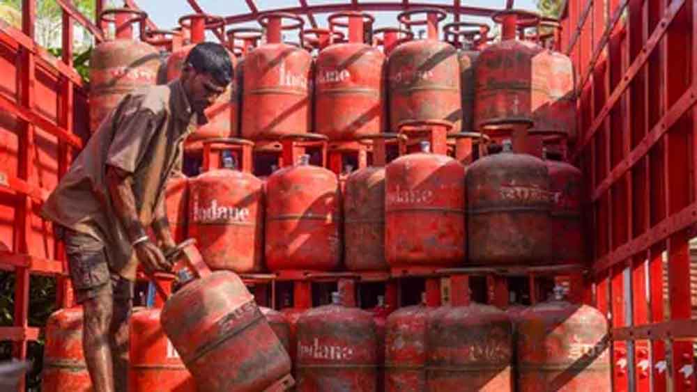 होली से पहले खुशखबरी: दिल्ली में किन उपभोक्ताओं को मिलेगा सिलेंडर का पैसा, जानिए पूरी जानकारी