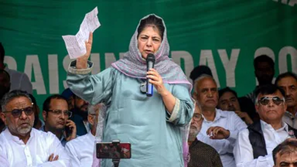 मकबरे में तोड़फोड़ से भड़कीं महबूबा मुफ्ती: विदेशों में दिखावा, अपने देश में धार्मिक स्थलों की अनदेखी