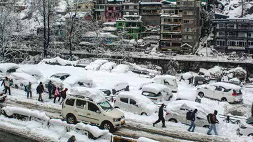 पर्यटन नगरी बनी मुसीबत नगरी: मनाली में 15 KM ट्रैफिक जाम, ठप हुई बिजली-पानी व्यवस्था