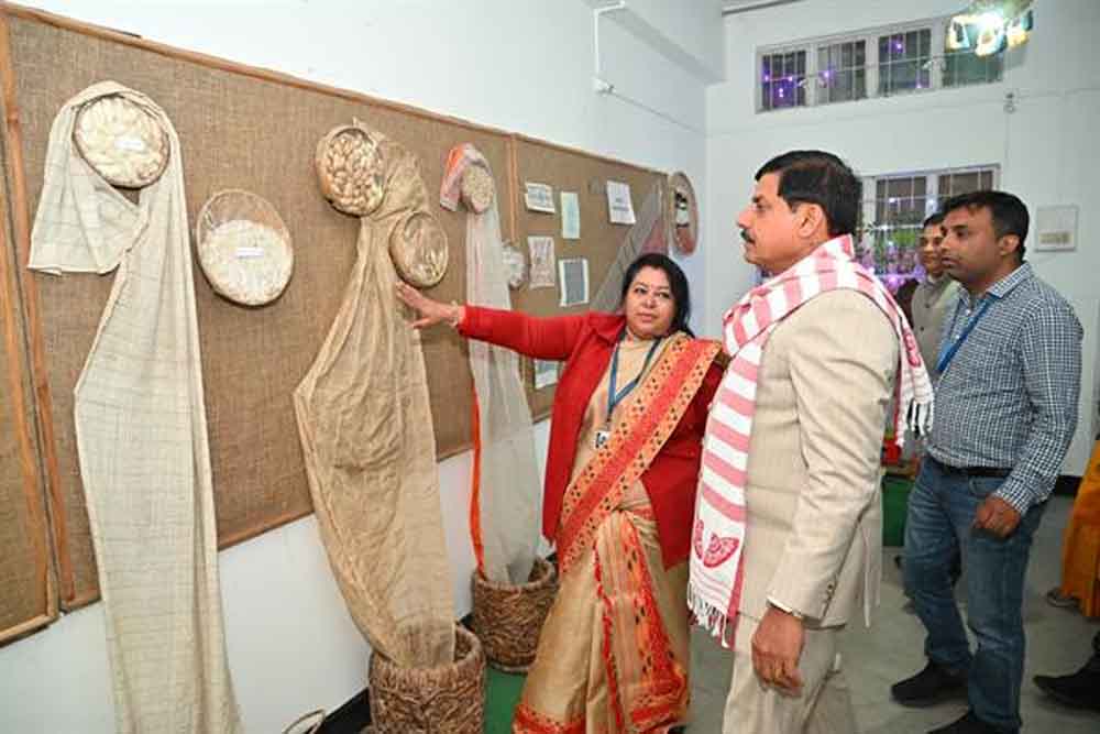 मुख्यमंत्री डॉ. यादव ने रेशम उत्पादन की बारीकियों को जाना और बुनकरों से किया संवाद