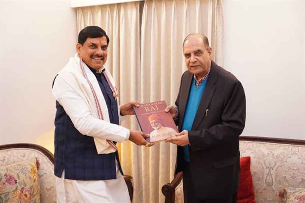 पद्मश्री लेखक आलोक मेहता ने मुख्यमंत्री डॉ. यादव को भेंट की ‘मोदी राज के 25 वर्ष’ पर केंद्रित पुस्तक