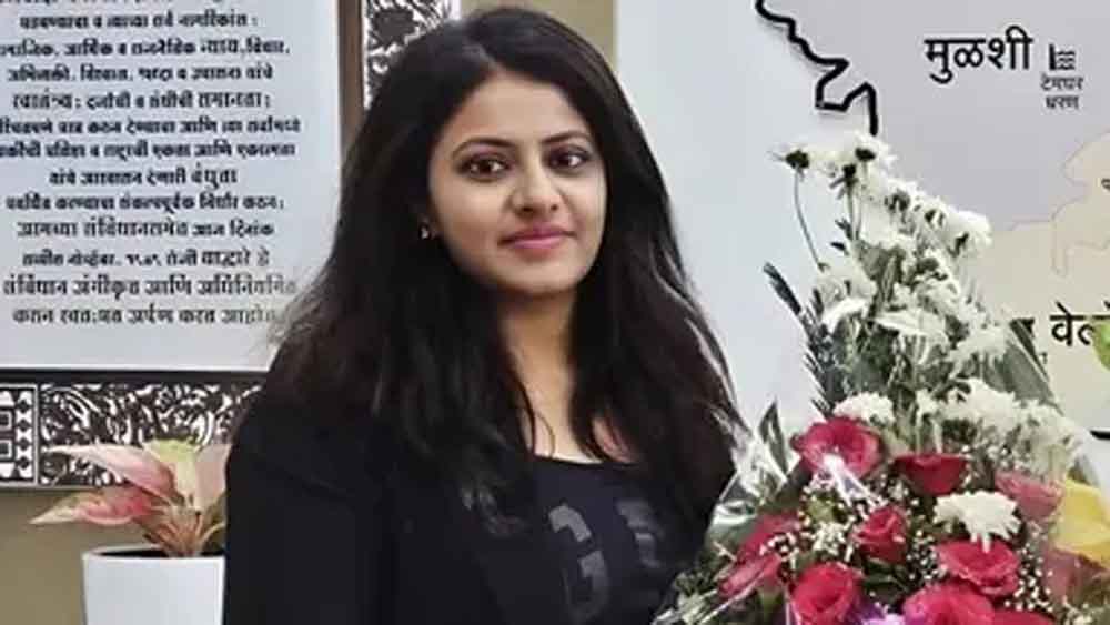 घर में वारदात: परिवार को बेहोश कर लूट, पूजा खेडकर का नौकरानी पर शक