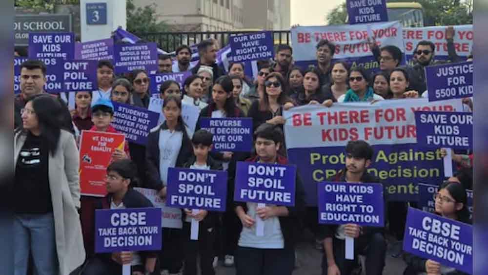 5500 बच्चों का भविष्य संकट में: नीरजा मोदी स्कूल की मान्यता रद्द के विरोध में अभिभावकों का उग्र आंदोलन