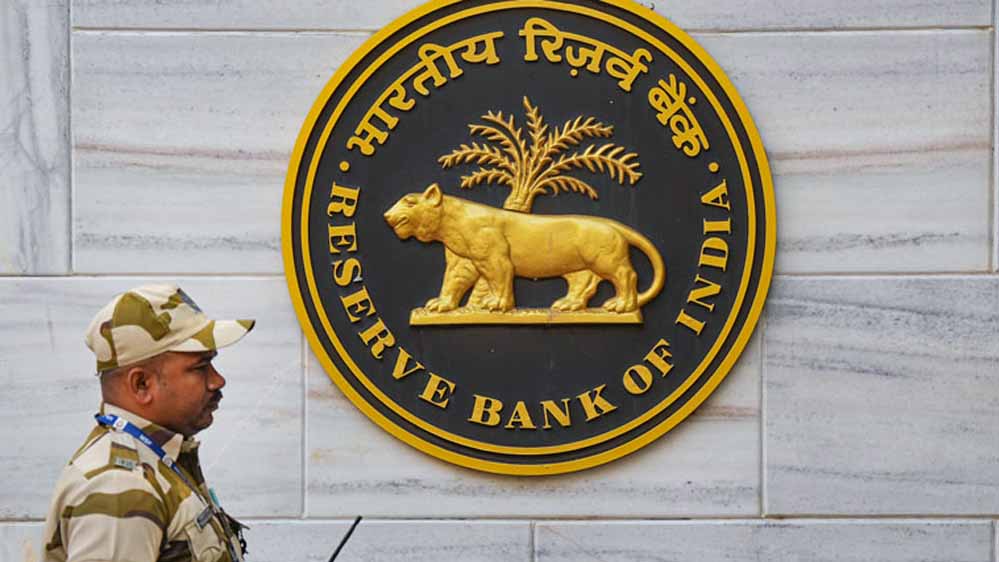 रुपये की गिरावट रोकने के लिए RBI का बड़ा फैसला, 9.7 अरब डॉलर की बिक्री