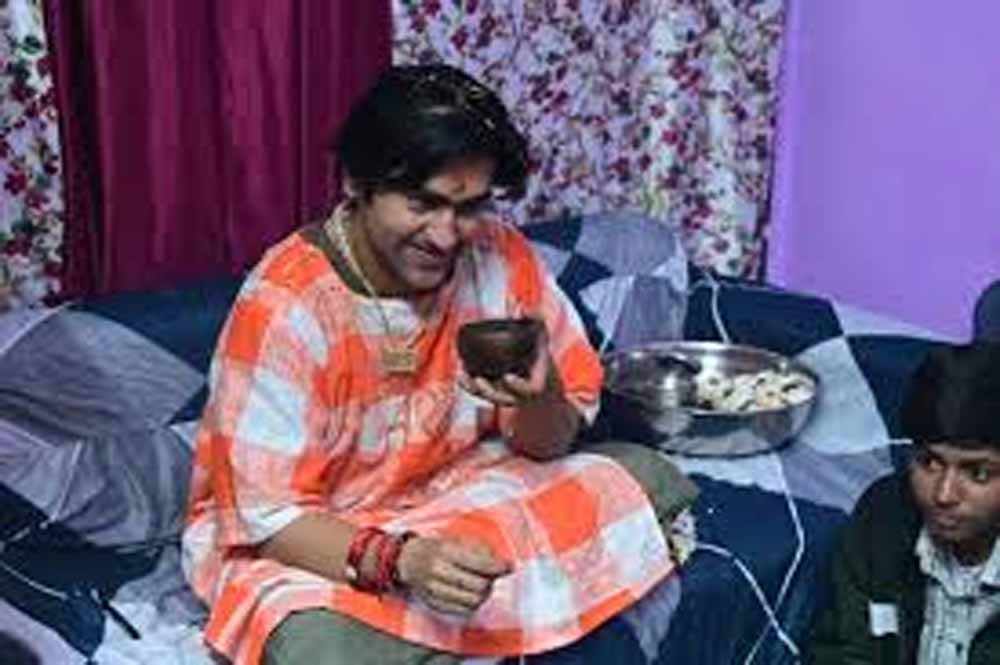 बहन से किया वचन, देर रात चाय पीकर लौटे आचार्य धीरेंद्र शास्त्री