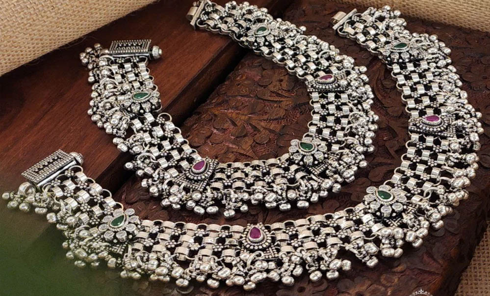 चांदी में 12 हजार रुपये की गिरावट, सोने की कीमत में भी आई कमी, जानें गोल्ड और सिल्वर के नए रेट