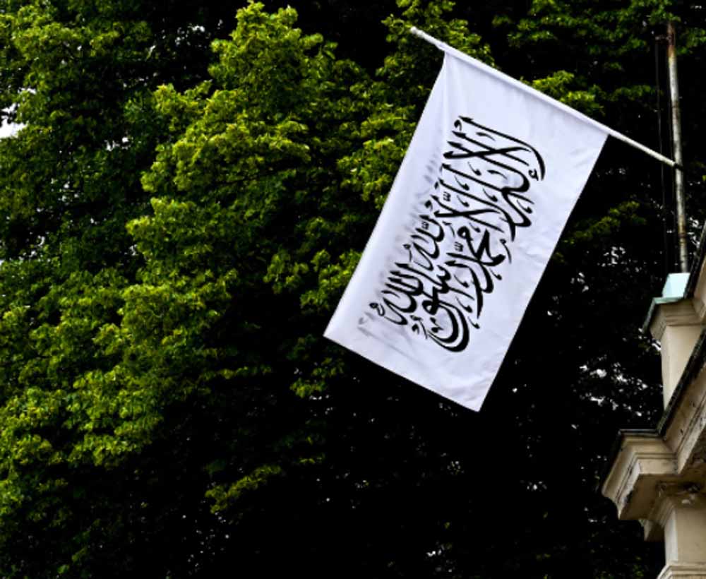 तालिबान सरकार के फैसले से विवाद, मौलाना–मौलवी को कानूनी छूट पर सवाल