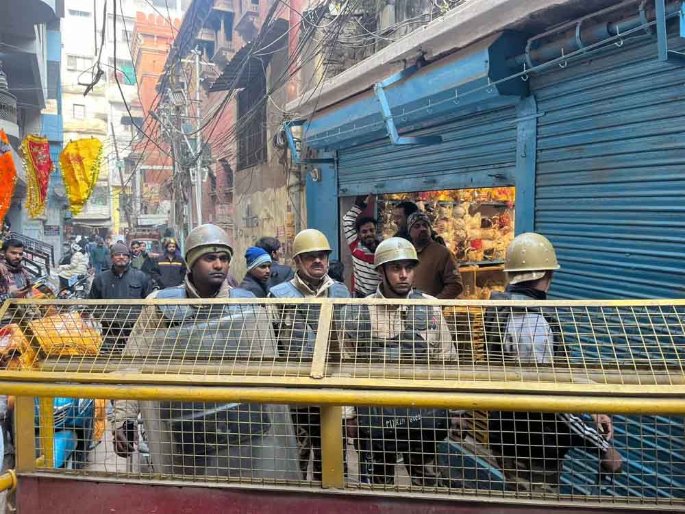 दालमंडी क्षेत्र में ध्वस्तीकरण अभियान शुरू, कानून-व्यवस्था को लेकर पुलिस अलर्ट