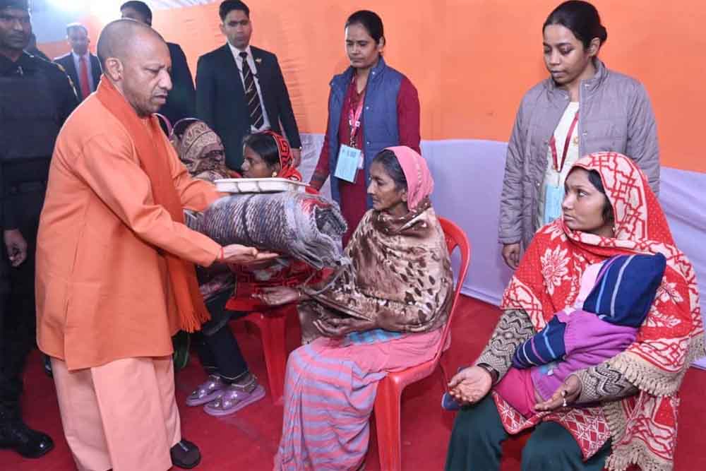 मुख्यमंत्री योगी आदित्यनाथ ने काशी के टाउनहॉल रैन बसेरे की देखी व्यवस्था