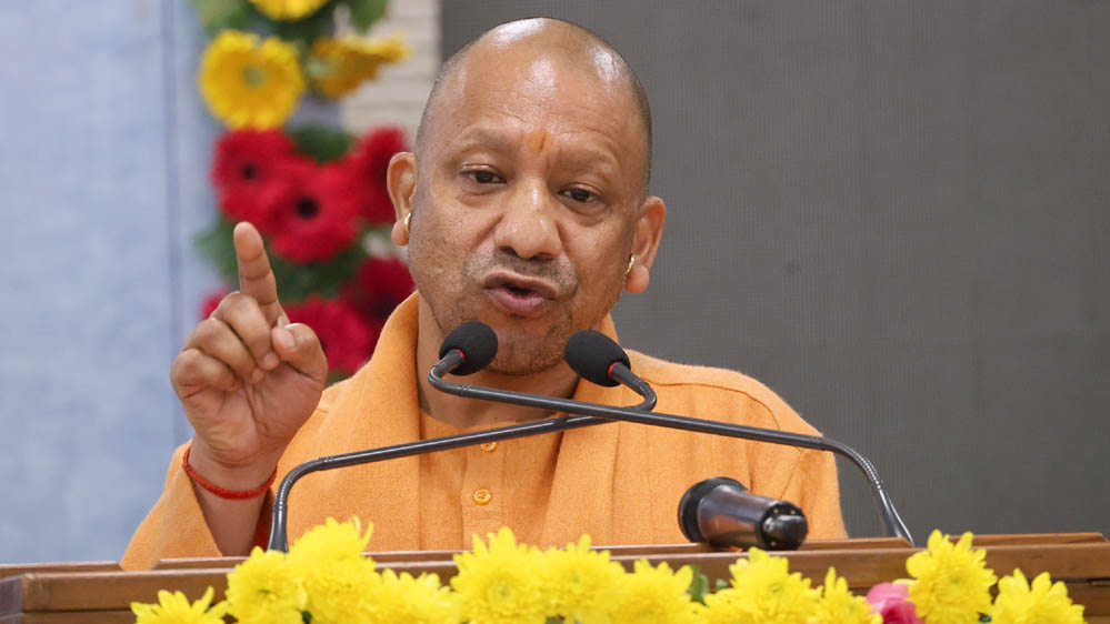 CM योगी का बयान: काशी में मूर्ति तोड़ने का आरोप झूठा, AI के जरिए फैलाया जा रहा भ्रम